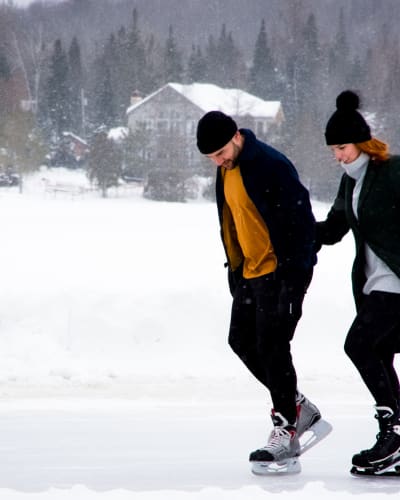 Un couple fait du patin à glace près du Estérel Resort.