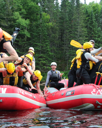 Expéditions Nouvelle Vague – two groups in rafting boats