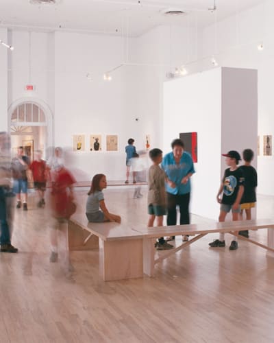 Groupe dans une salle d'exposition.