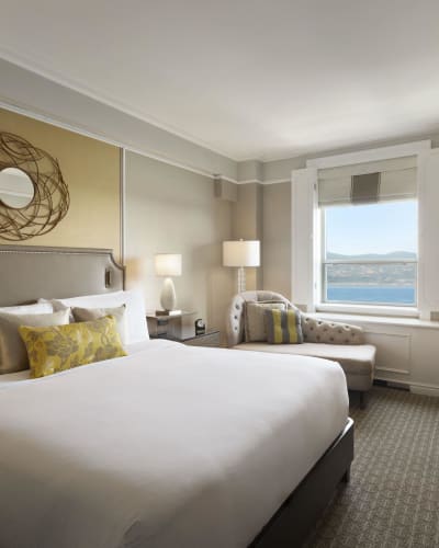 Fairmont Le Château Frontenac – photo of a room with a large bed