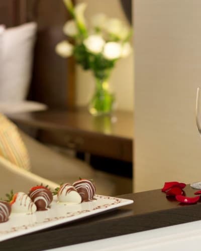 Tables avec chocolats et fraises