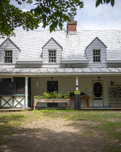 Extérieur du bâtiment de la Ferme écologique du Parc-nature du Cap-Saint-Jacques.
