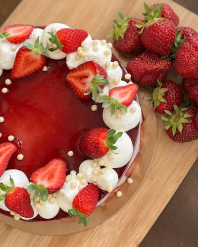 Fraises fraîches et shortcake aux fraises sur un plateau en bois.