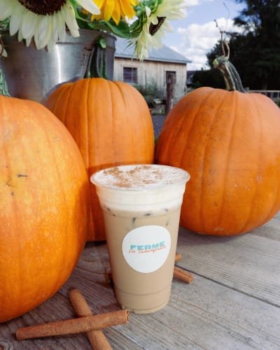 Café latté à la citrouille épicée.