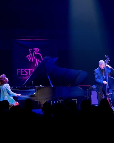 Deux artistes de Jazz sur la scène.