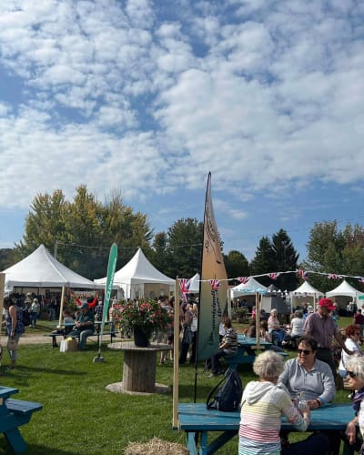 Festival des artisans de Sainte-Marcelline-de-Kildare - An outdoor area with picnic tables and white tents