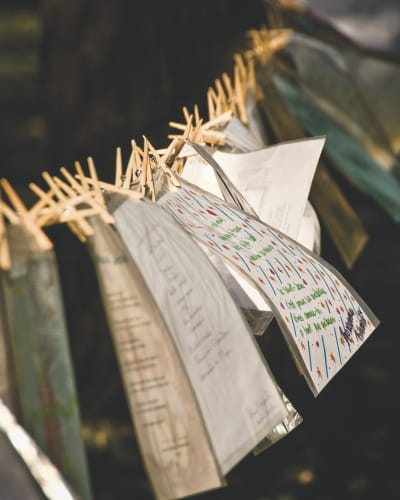Festival International de la Poésie - Des papiers accrochés à une corde à linge
