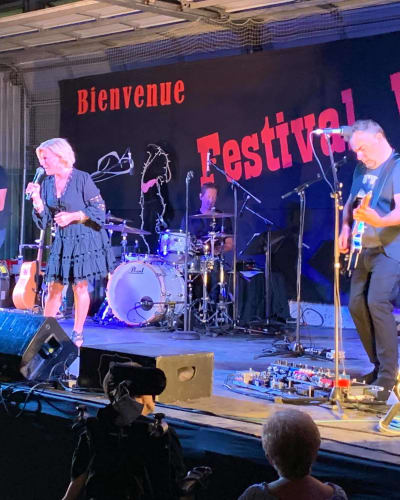 Groupe de musique sur la scène.