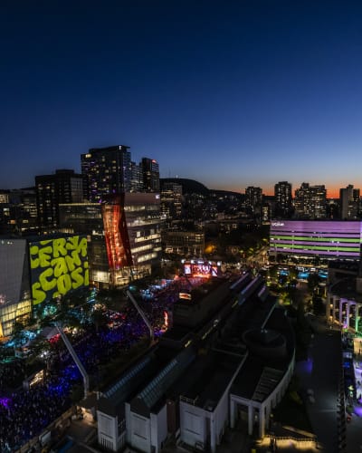 Vue aérienne des Francos de Montréal en soirée.
