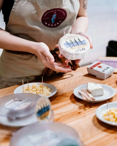 Dégustation de fromages à la Fromagerie Médard.