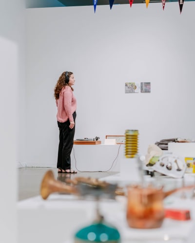 Une femme à la Galerie d'art Foreman.