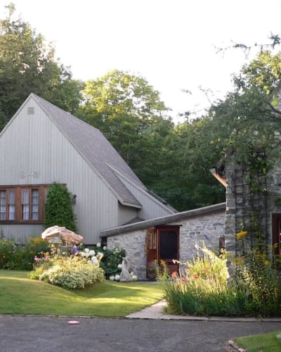 Extérieur de la Galerie d'art Mont Sainte-Anne en été.