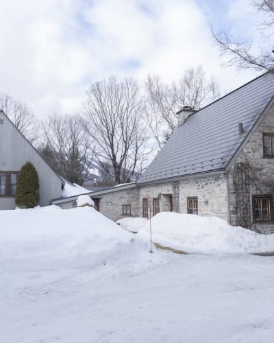 Extérieur de la Galerie d'art Mont Sainte-Anne en hiver.