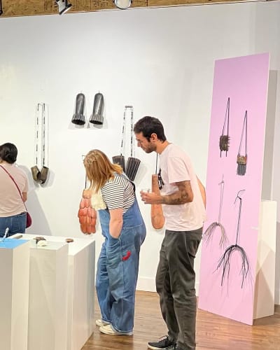 Des personnes à une exposition de la Galerie Noël Guyomarc'h.