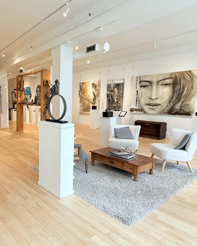 Intérieure de la Galerie ROCCIA, avec des œuvres d'art et des chaises.