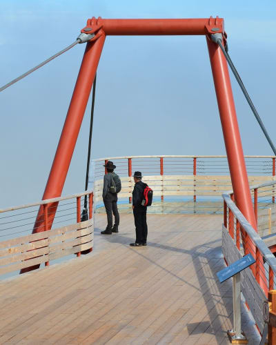 Deux individus sur la plateforme du Géoparc mondial UNESCO de Percé.