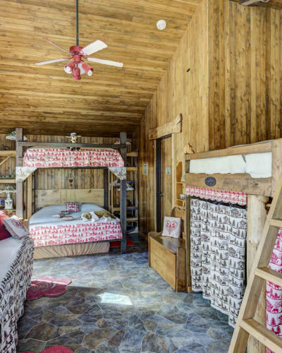 Themed room at the Gîte Ambrelane.