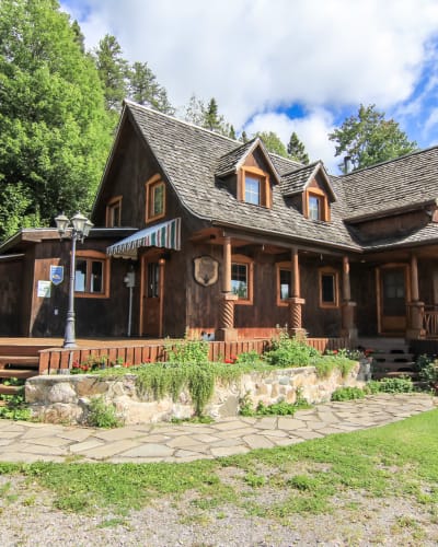 Exterior of the Gîte de l'Artisan in summer.