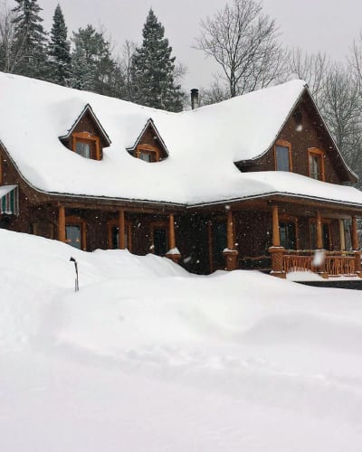 Exterior of the Gîte de l'Artisan in Winter.