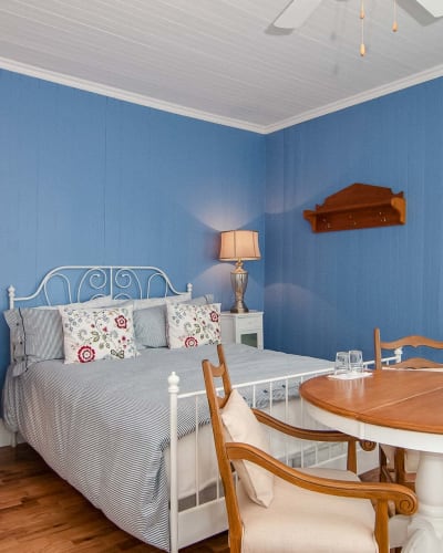 The Victoria bedroom at Gîte Les Pignons.