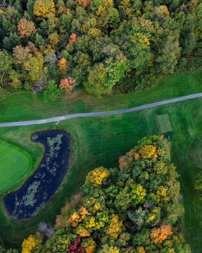 Vue aérienne du Golf Val-des-Sources en automne.