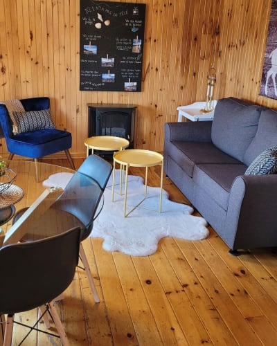 Living room of one of the studios at the Hébergement du Bateau.