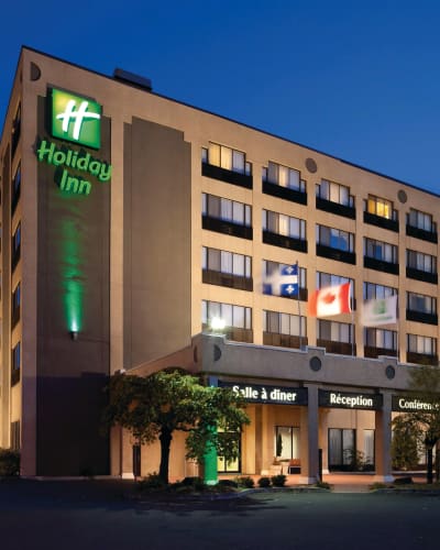Holiday Inn Montréal-Longueuil - Exterior of the hotel in the evening