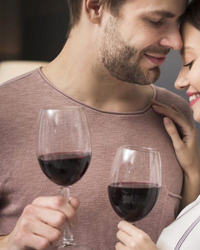 Couple avec une coupe de vin