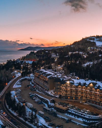 Vue aérienne de l'Hôtel Pavillons et Spa Le Petit Manoir du Casino en hiver.