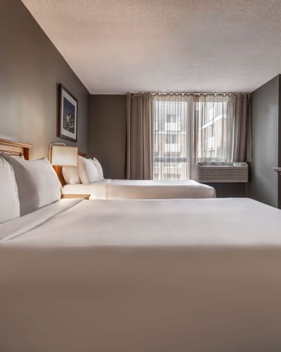 Room with two beds at Hôtel Faubourg Montréal.