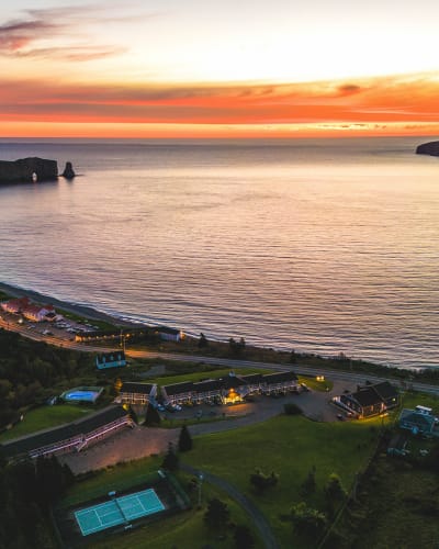 Hôtel Le Mirage - Waterfront with a sunset in Percé