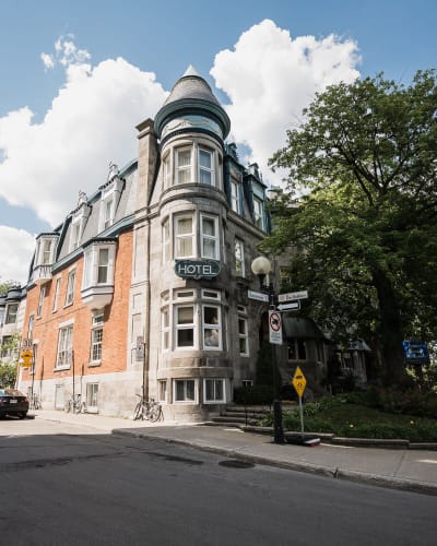 Extérieur de l'Hôtel Manoir Sherbrooke.
