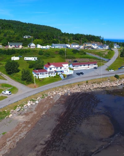 Vue aérienne de l'Hôtel Motel Grande-Vallée au bord de l'eau.