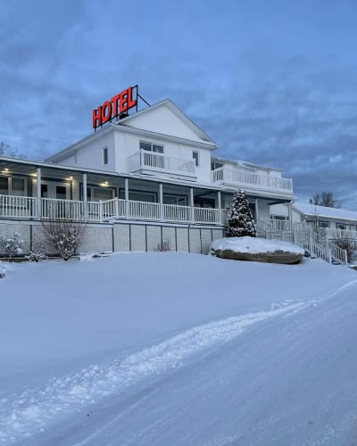 Hôtel Motel Grande-Vallée in winter.