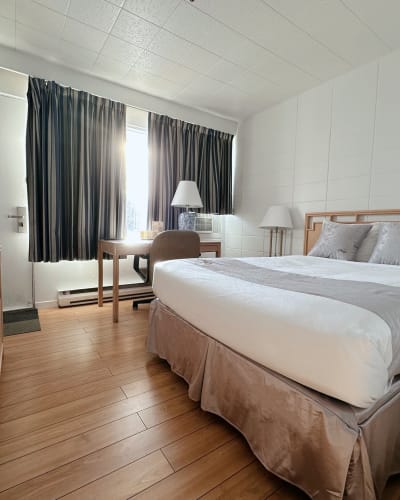 Hôtel La Caravelle - Room with bed and desk