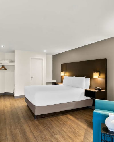 Room at the Best Western Hotel St-Jérôme.