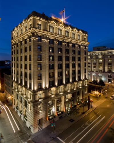 Hôtel St Paul - Exterior of the hotel at night