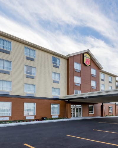 Façade de l'Hôtel Super 8 Mont-Laurier.
