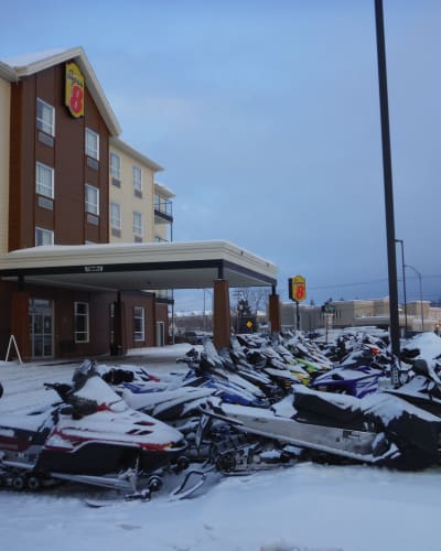 Motoneiges au à l'Hôtel Super 8 Mont-Laurier.