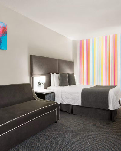 Chambre colorée de l'Hôtel Travelodge Montréal Centre