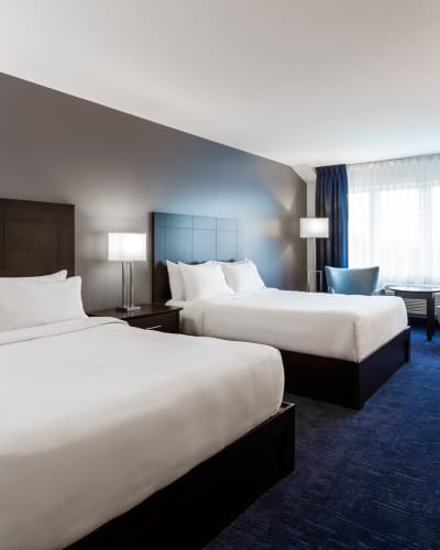 Room with two beds at Impéria Hôtel & Suites Saint-Eustache.