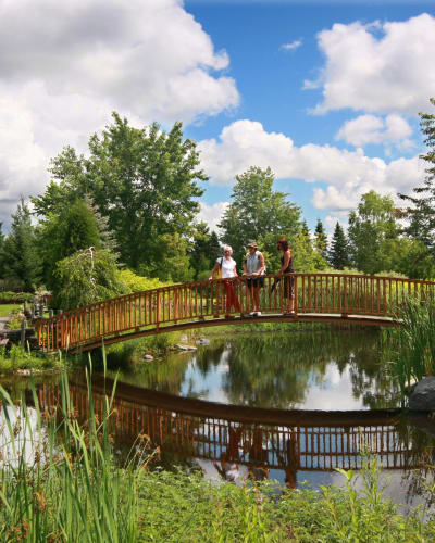 Jardin Scullion - Three women standing on a small bridge