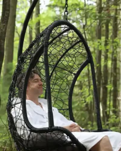 Homme relaxant au spa.