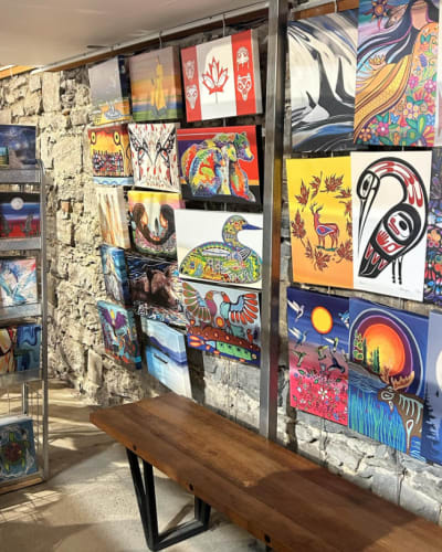Peintures autochtones à la Boutique Boréale.