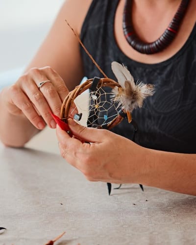 Dreamcatcher-making workshop, La hutte de médecine étoilée.