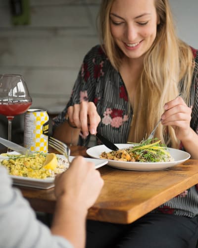 2 personnes dégustant un repas à La Vie La Vie, comptoir santé.