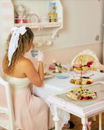 Mademoiselle qui prendre l'heure du thé à l'anglaise à Montréal.