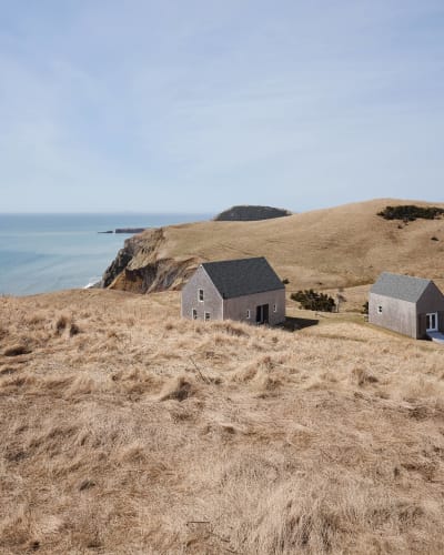 L'Amphithéâtre - Two buildings in the wild