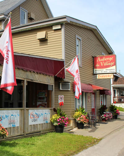 Extérieur du restaurant et de l'Auberge du Village.
