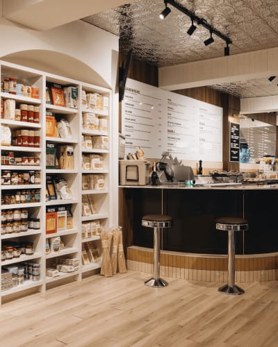 Étalage de produits locaux et comptoir au Albert Café.